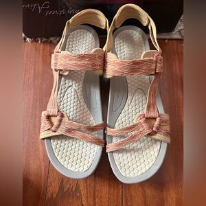 BareTraps Women's Tan and Pink Sandals